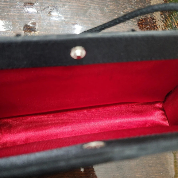 👸👜 Victoria's Secret Formal Wrist Purse with snap closure - Picture 6 of 10